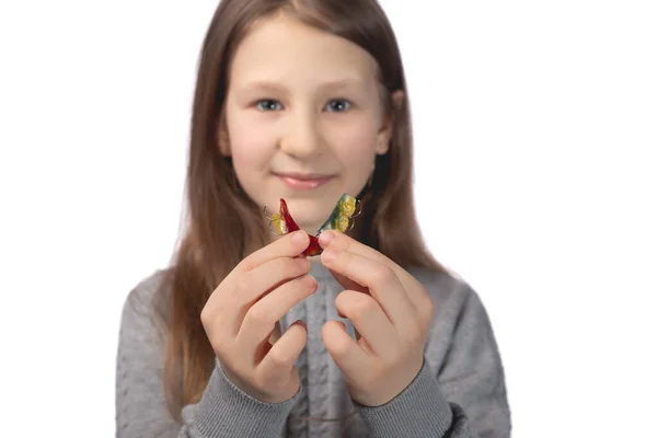 Schattig Klein Meisje Poserend Studio Met Een Orthodontisch Apparaat Haar — Stockfoto