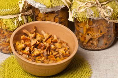 marine edilmiş altın chanterelles