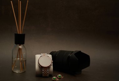 Mücevher teşhircileri için başka tamamlayıcıları olan akıllı saatlerin resimleri.