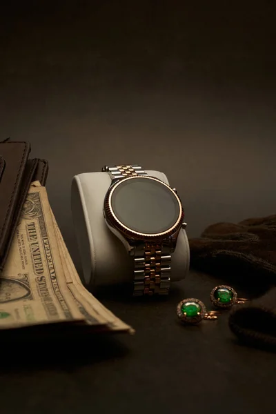 Zdjęcia Inteligentnych Zegarków Innymi Dodatkami Dla Wystawców Klejnotów — Zdjęcie stockowe