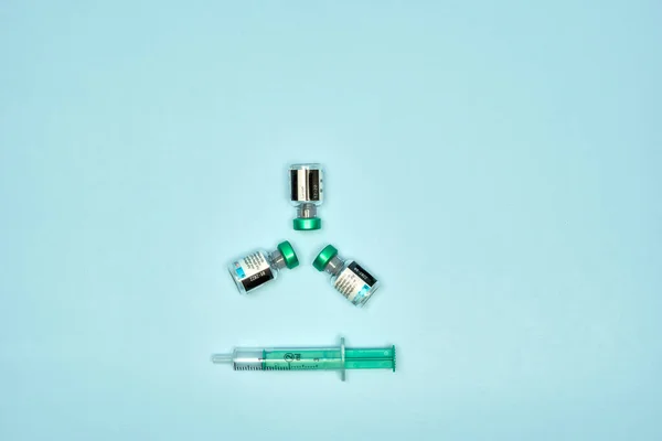 新しいワクチンで新型パンデミック戦争の道具の中には — ストック写真