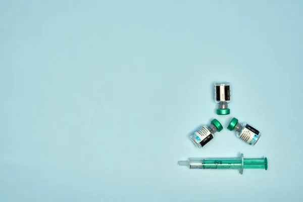 新しいワクチンで新型パンデミック戦争の道具の中には — ストック写真