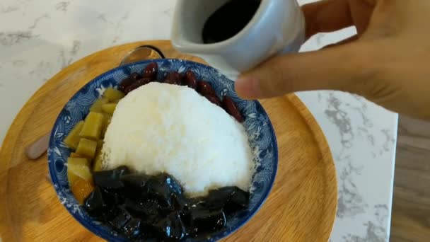 Essen Sie Rasiertes Eis Mit Süßwasser Und Toppings — Stockvideo