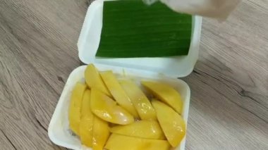 Hindistan cevizi sütü ile mango yapışkan pirinç