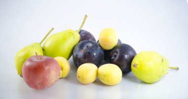 beyaz zemin üzerinde meyve