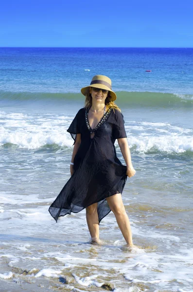 A woman walk around on the beach — Stock Photo, Image