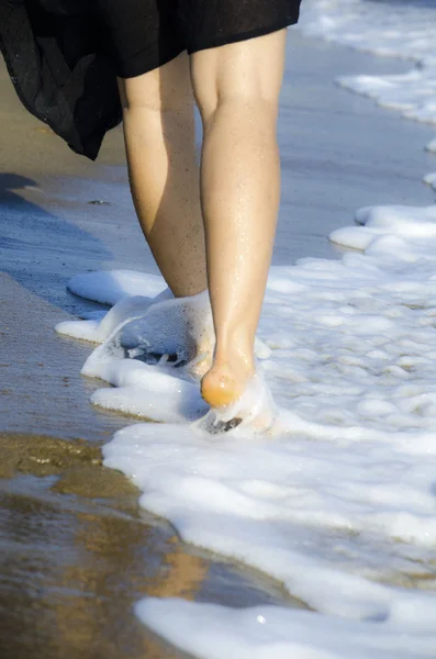 Menina andando em torno da praia do mar — Fotografia de Stock