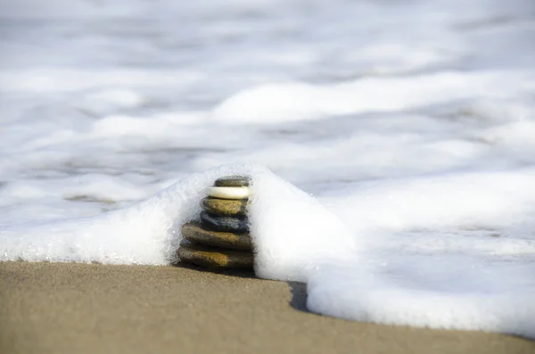 Vågor till stenar på stranden — Stockfoto