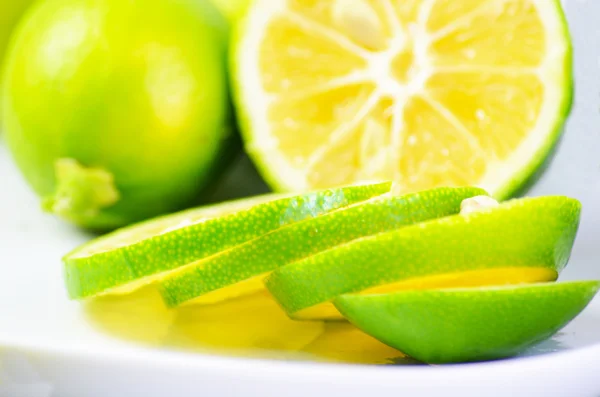Gele en groene citroenen — Stockfoto