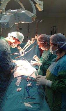 Nöroşirürji operasyonda beyin cerrahı