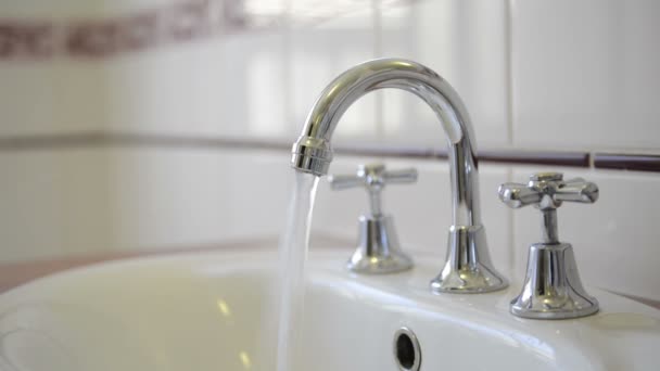 Eau provenant d'un robinet de robinet chromé 