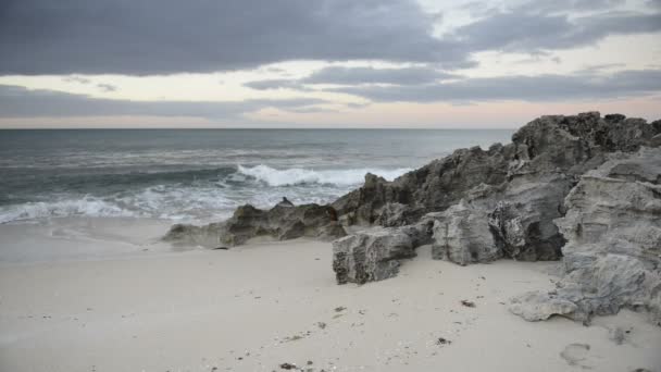 Ondas del océano golpeando la playa al atardecer — Vídeos de Stock