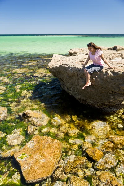 Femme en eau tropicale — Photo