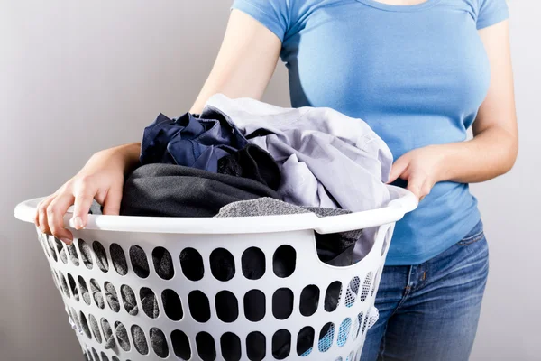 Mujer sosteniendo ropa sucia — Foto de Stock