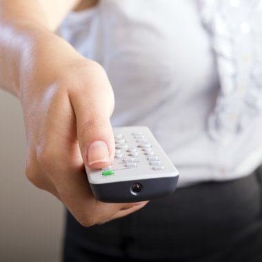 Uzaktan kumanda kadın