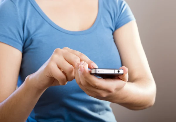 Vrouw met smartphone — Stockfoto