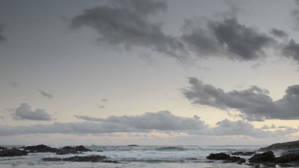 Playa al amanecer — Vídeos de Stock