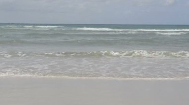 Alıştırma plaj dalgalar