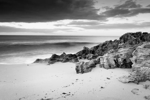 Stormachtige strand zwart-wit — Stockfoto