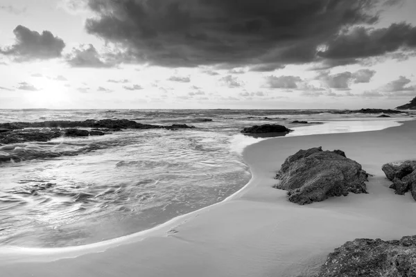 Plaj gündoğumu siyah ve beyaz — Stok fotoğraf