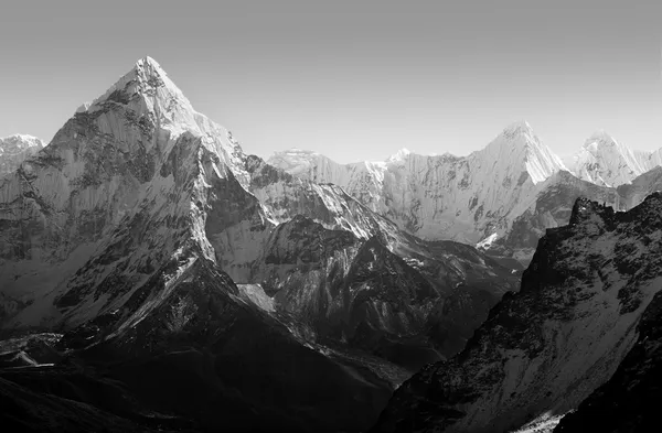 Himalaya-Berge schwarz und weiß — Stockfoto