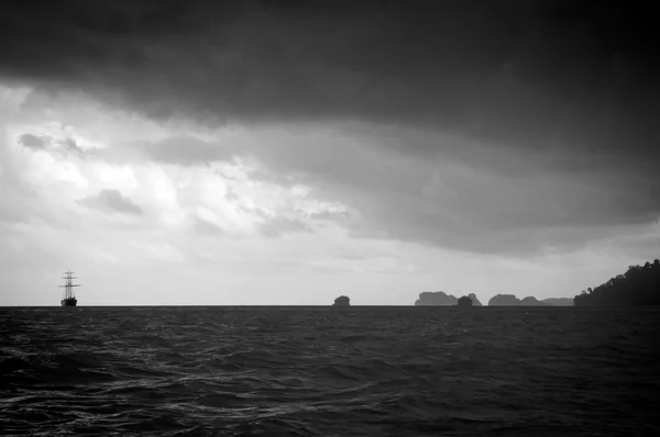 风暴中的帆船 — 图库照片