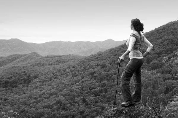 Kadın hiker Dağları — Stok fotoğraf