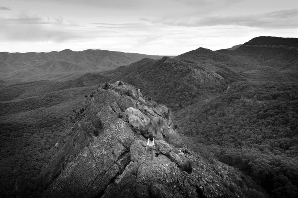 Mujer en la cima de montaña — Foto de Stock