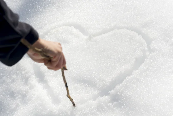 Una Mano Dibuja Corazón Amor Nieve Con Palo — Foto de Stock