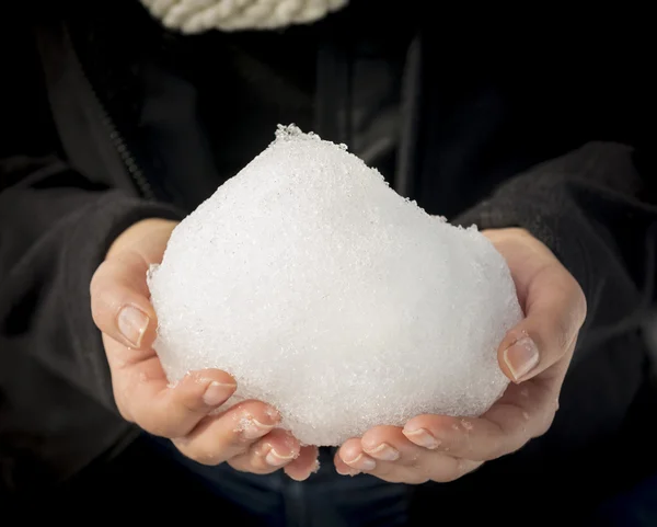 Una Mujer Sostiene Una Enorme Bola Nieve Manos Desnudas Enfoque — Foto de Stock