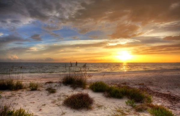 Playa de arena con puesta de sol —  Fotos de Stock