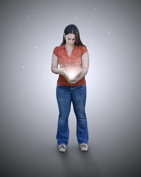 Donna con libro incandescente . — Foto Stock