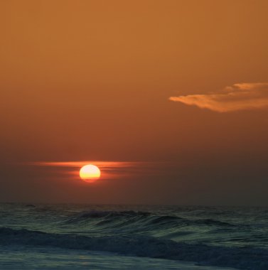 tropikal okyanus suları ile güzel bir plaj gün batımı.