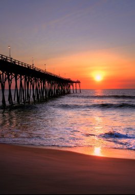 Pier gündoğumu yumuşak dalgalar ile