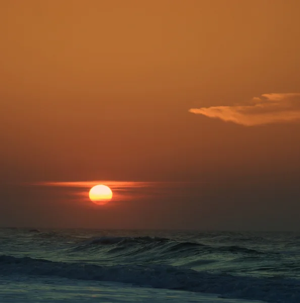 Hermosa puesta de sol de playa con aguas tropicales del océano . — Foto de Stock