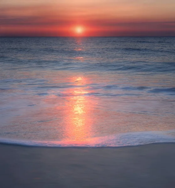 Frumos apus de soare plaja cu ape tropicale ocean . — Fotografie, imagine de stoc