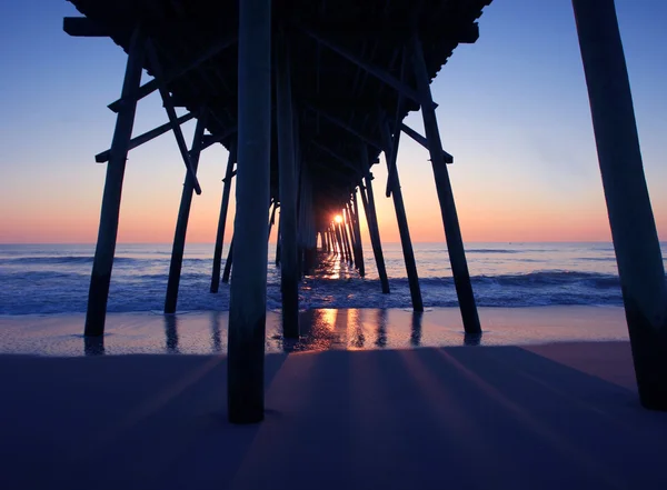 Pier sunrise s měkké vlny — Stock fotografie