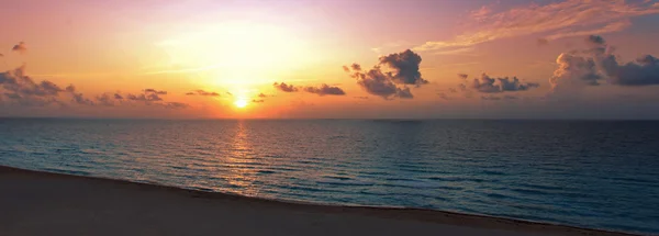 Nádherná pláž sunset s tropický oceán vody. — Stock fotografie