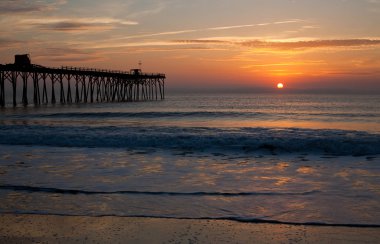 Pier gündoğumu yumuşak dalgalar ile