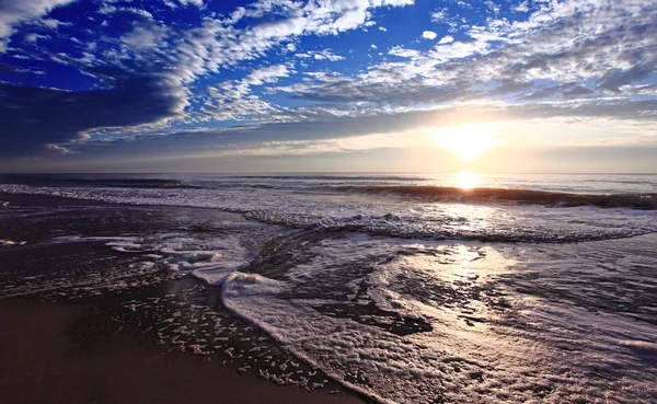 Bela praia por do sol com águas tropicais do oceano . — Fotografia de Stock