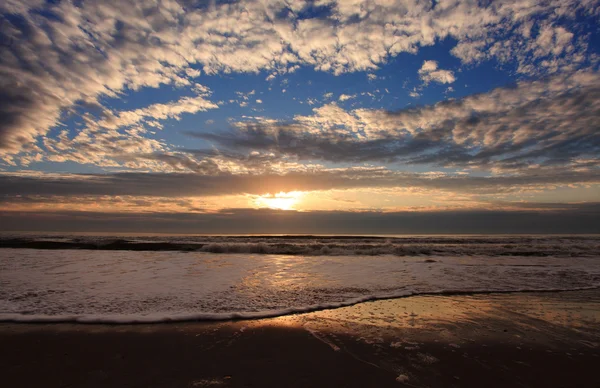 Belle plage coucher de soleil avec les eaux tropicales de l'océan . — Photo
