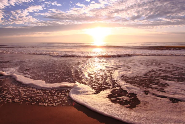 Hermosa puesta de sol de playa con aguas tropicales del océano . —  Fotos de Stock