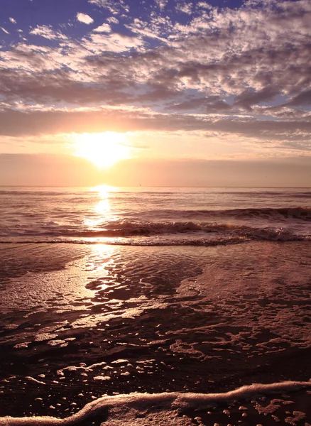 Hermosa puesta de sol de playa con aguas tropicales del océano . — Foto de Stock