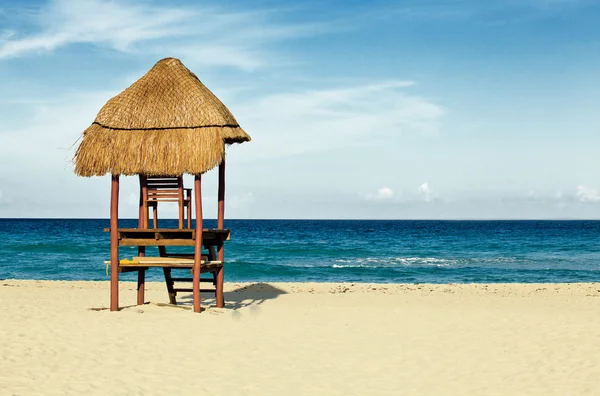 Cabane de plage sur la côte sablonneuse — Photo