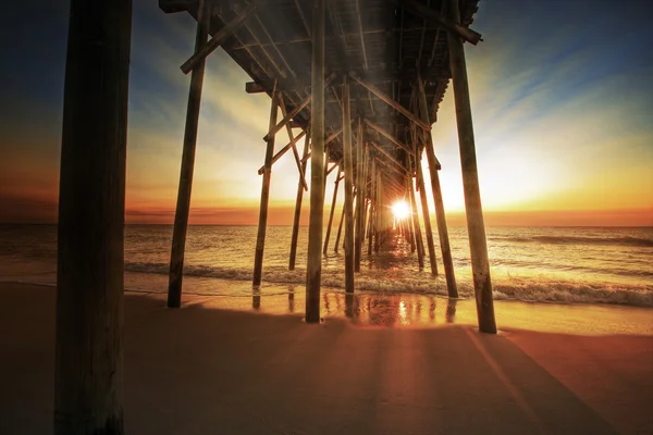 柔らかな波と日の出桟橋 — ストック写真