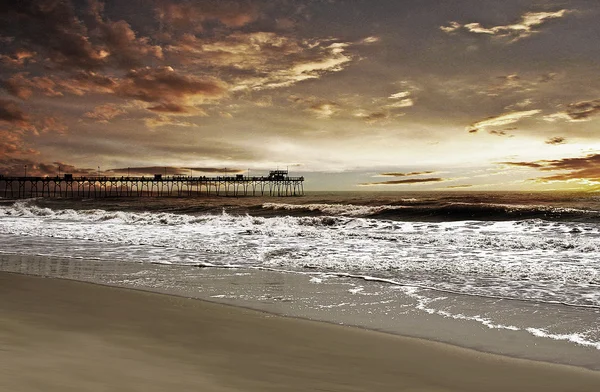 Pier sunrise, lágy hullámokkal — Stock Fotó