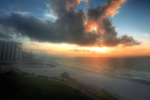 A trópusi óceán gyönyörű tengerpart naplemente. — Stock Fotó