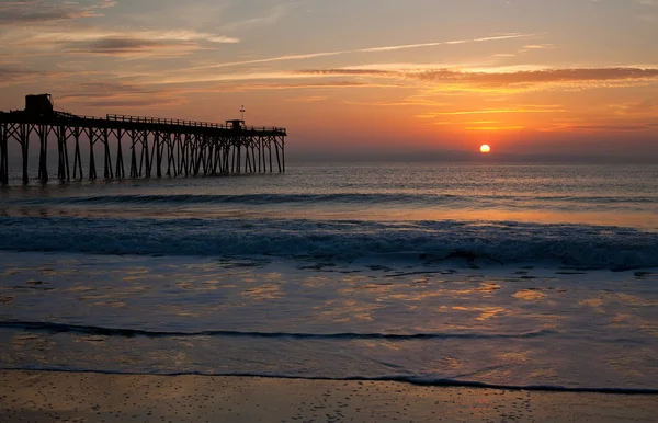 Pier Sonnenaufgang mit sanften Wellen — Stockfoto