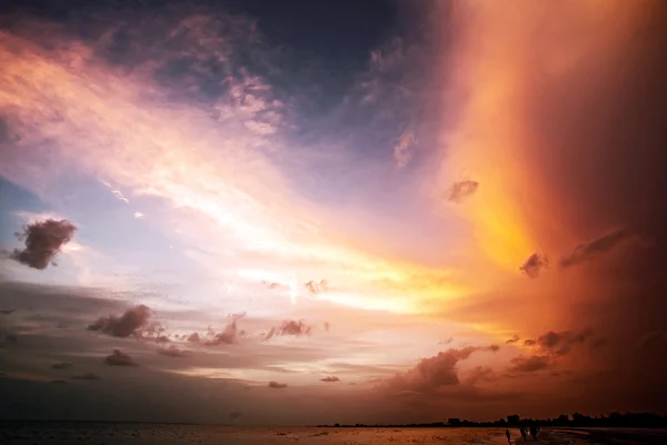 Hermosa puesta de sol de playa con aguas tropicales del océano . — Foto de Stock