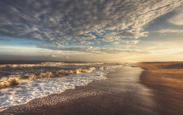 Hermosa puesta de sol de playa con aguas tropicales del océano . — Foto de Stock